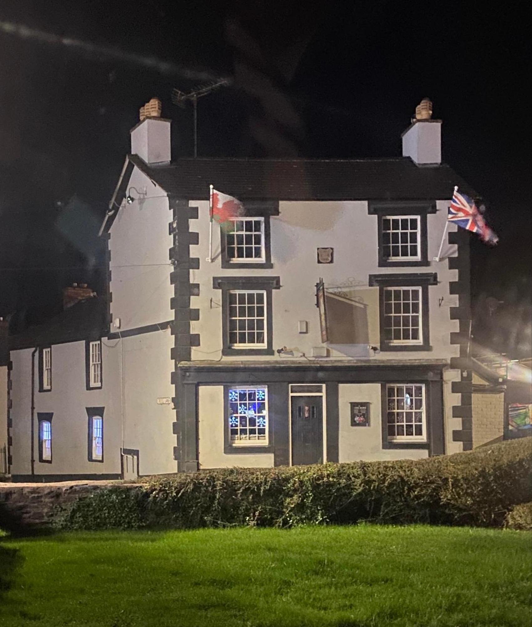 Prince Of Wales Pub And Accommodation Llangollen Exterior photo